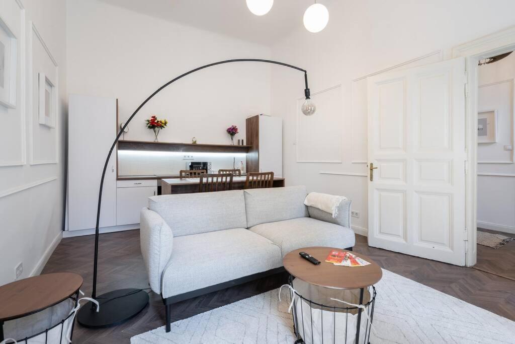 Stylish Apartment In The City Center Budapest Bagian luar foto