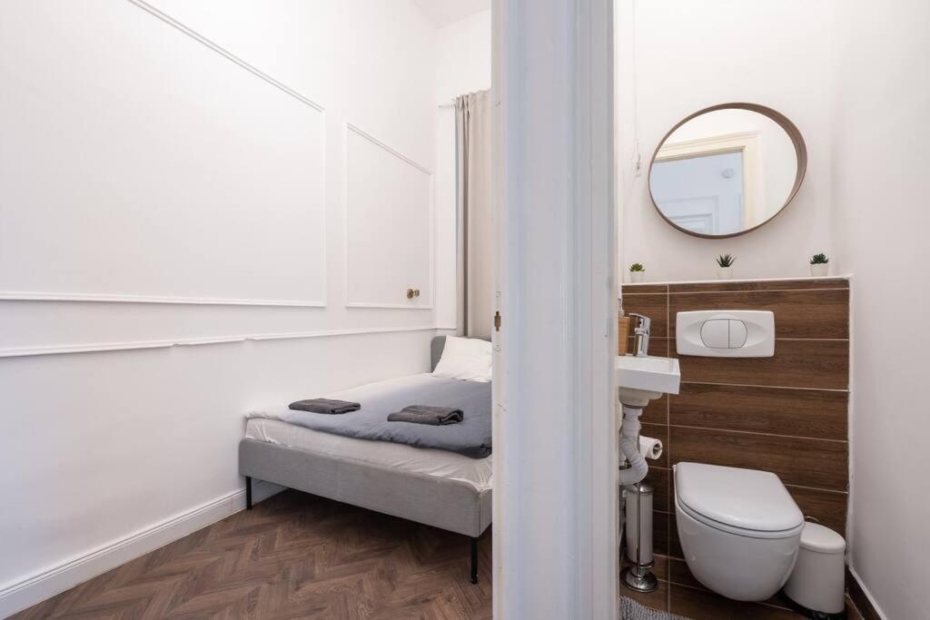 Stylish Apartment In The City Center Budapest Bagian luar foto