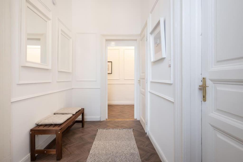 Stylish Apartment In The City Center Budapest Bagian luar foto