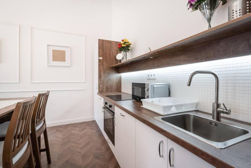 Stylish Apartment In The City Center Budapest Bagian luar foto