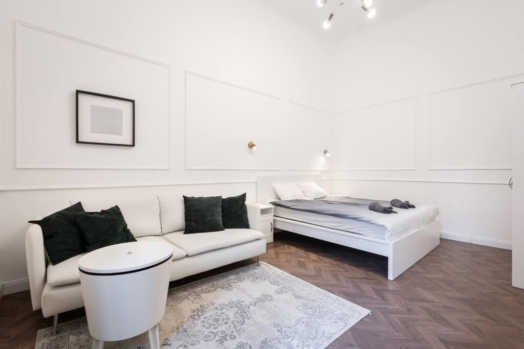 Stylish Apartment In The City Center Budapest Bagian luar foto