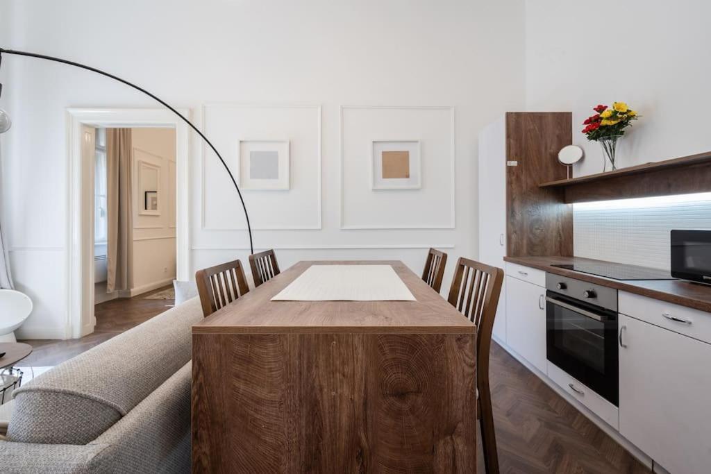Stylish Apartment In The City Center Budapest Bagian luar foto