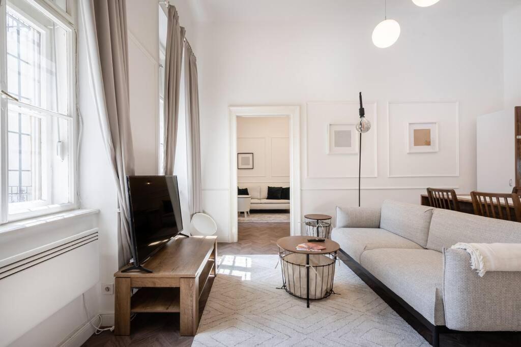 Stylish Apartment In The City Center Budapest Bagian luar foto