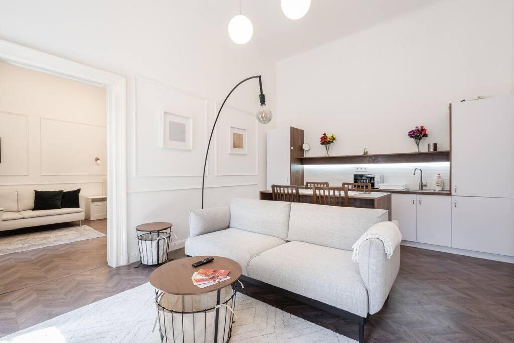 Stylish Apartment In The City Center Budapest Bagian luar foto