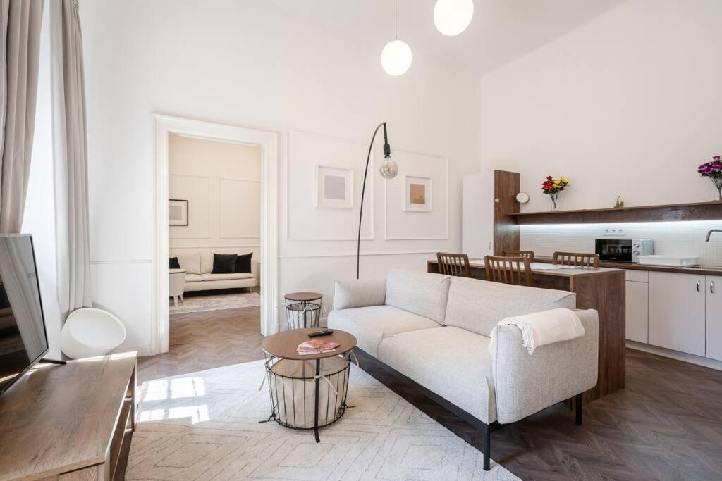 Stylish Apartment In The City Center Budapest Bagian luar foto